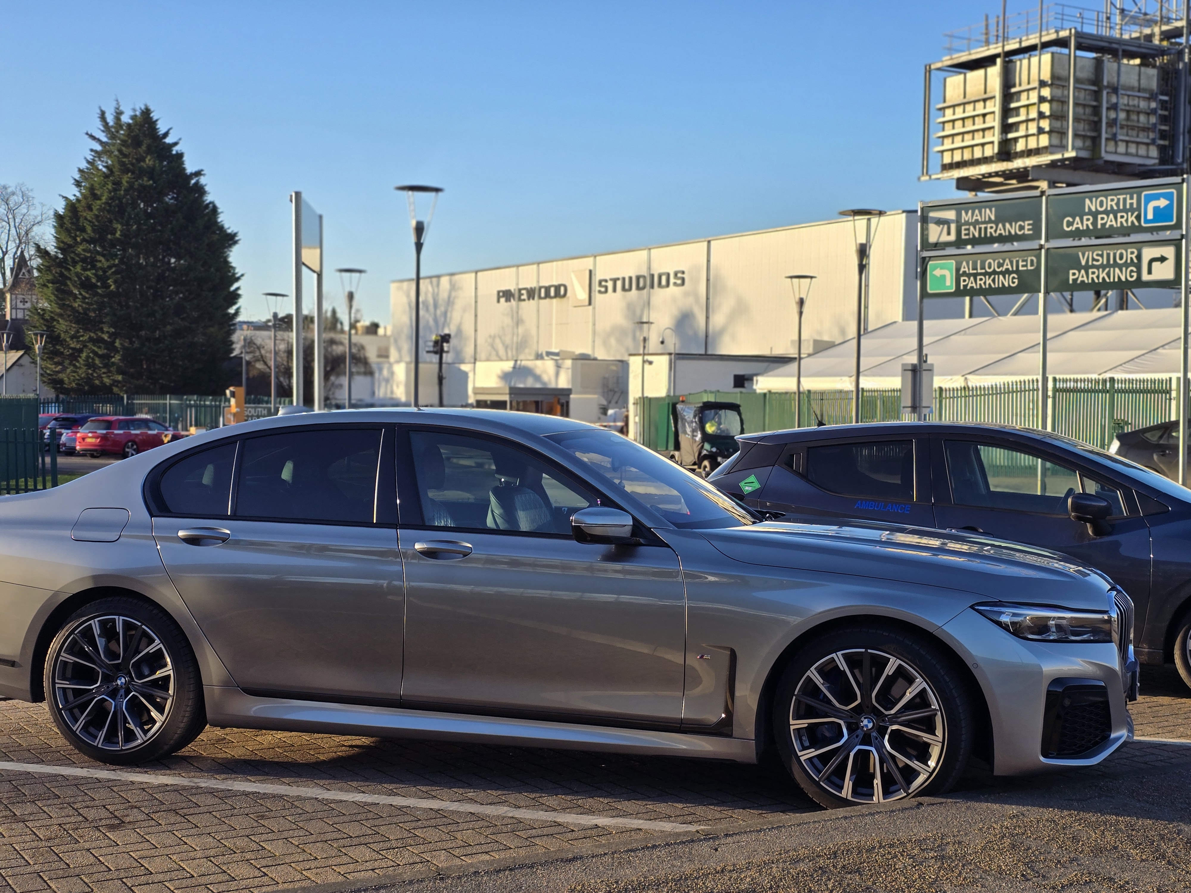 BMW 7 SERIES - Pinewood studios